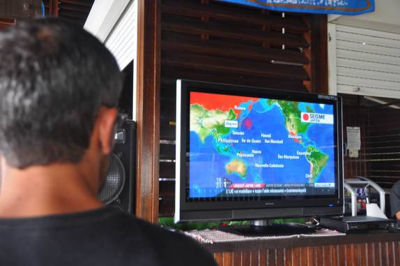 Ouvindo as notícias do terremoto e tsunami no Japão (em St. Jean, região de St. Laurent du Maroni, na Guiana Francesa)